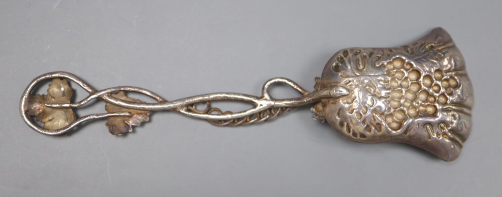 A Victorian silver caddy spoon, with foliate handle, Hilliard & Thomason, Birmingham, 1869, 12.9cm.